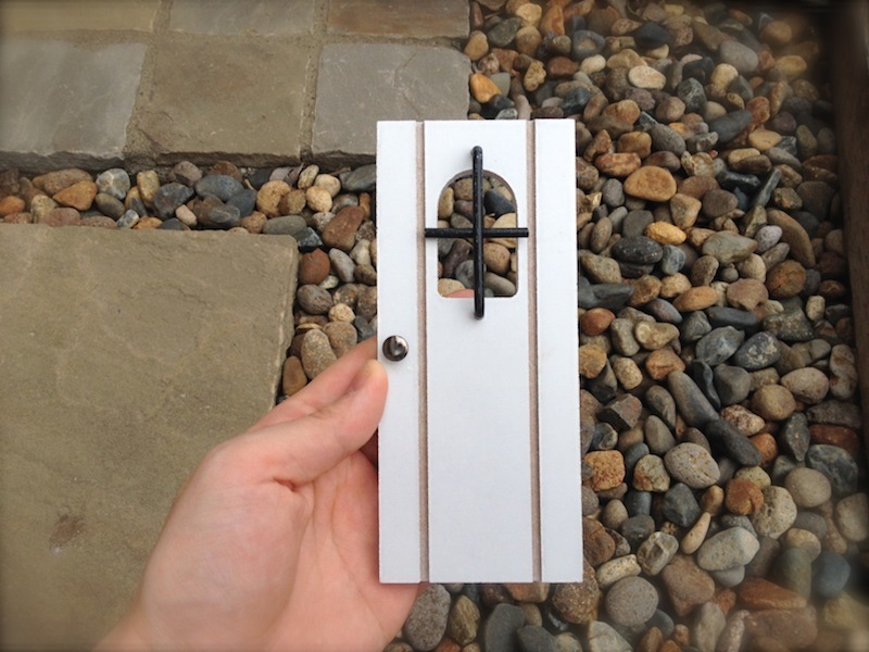 セリアで妖精のドア 木製ミニドア をゲットしたので庭に設置 すみれもの日記